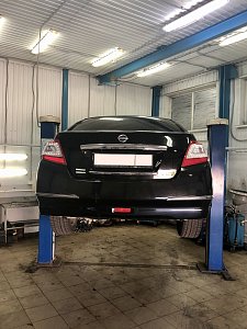 1. Автомобиль загоняется на подъёмник