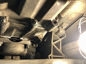 7. Осмотр двигателя на наличие течей масла