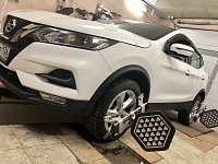 1. Автомобиль загоняется на подъемник, на колеса навешиваются инфракрасные датчики-мишени.